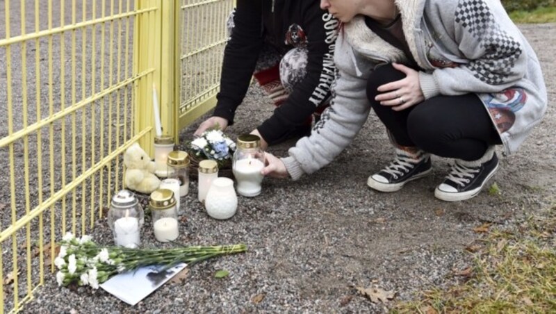 Trauernde legen Kerzen, Blumen und Fotos an dem Spielplatz ab, wo die Tragödie passierte. (Bild: AFP)