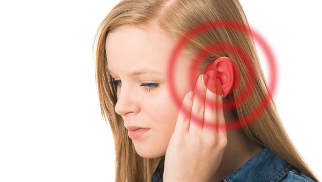 Not only do you have a cold, you also have an earache - not a pleasant duo. (Bild: DoraZett/stock.adobe.com)