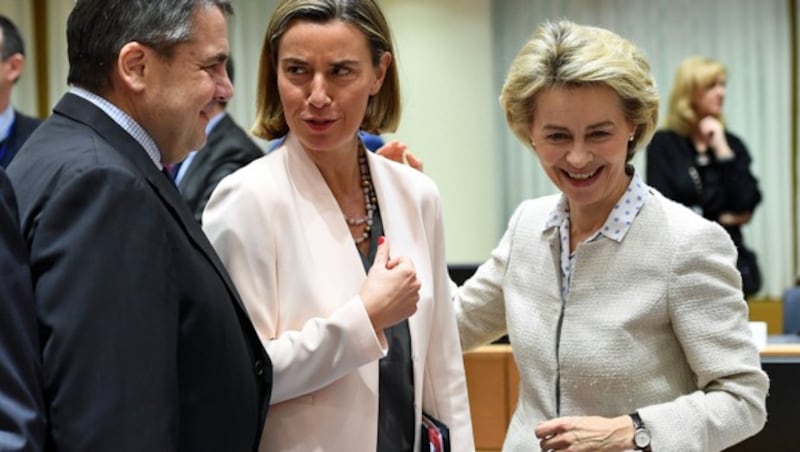 Gabriel und Von der Leyen mit der EU-Außenbeauftragten Federica Mogherini (Mitte) (Bild: EMMANUEL DUNAND/AFP)