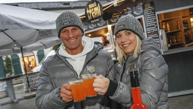 Prosit auf die neue Punsch- und Eislauf-Saison: Peter Treml mit Jenny in der Lounge (Bild: Markus Tschepp)