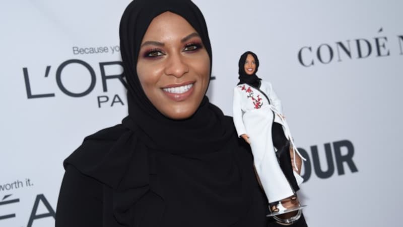 Ibtihaj Muhammad mit der neuen Barbie (Bild: AP)