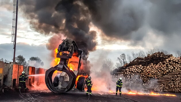 Binnen kürzester Zeit stand der Radlader in Flammen, zog schwarzer Rauch über den Ennser Hafen. (Bild: FOTOKERSCHI.AT/KERSCHBAUMMAYR)