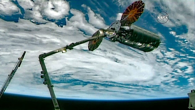 "Cygnus" dockt an der Internationalen Raumstation ISS an (Bild: NASA TV)