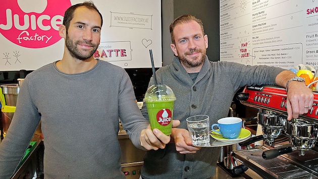 Die "Saft-Wirte" Clemens Rieder und Roman Dudeschek nehmen die "Espresso-Kritik" gelassen. (Bild: Klemens Groh)