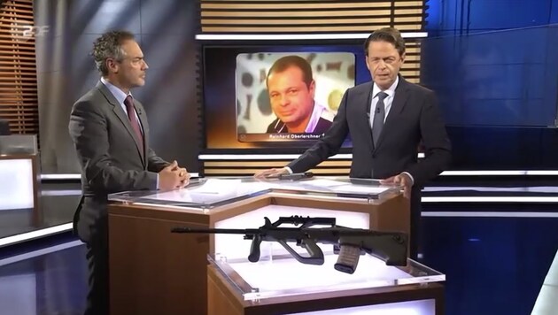 Bei "Aktenzeichen XY" präsentierte Oberst Türk (li) die mögliche Tatwaffe: ein Sturmgewehr (Bild: Screenshot ZDF)
