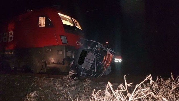 Die Lok wurde bei dem Unfall stark beschädigt, (Bild: FF Pöls-Ort)