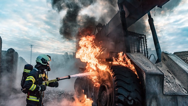 Öl und Kraftstoff ließen das Feuer immer wieder aufflackern, erst nach 3 Stunden gab es Brand aus. (Bild: FOTOKERSCHI.AT/KERSCHBAUMMAYR)