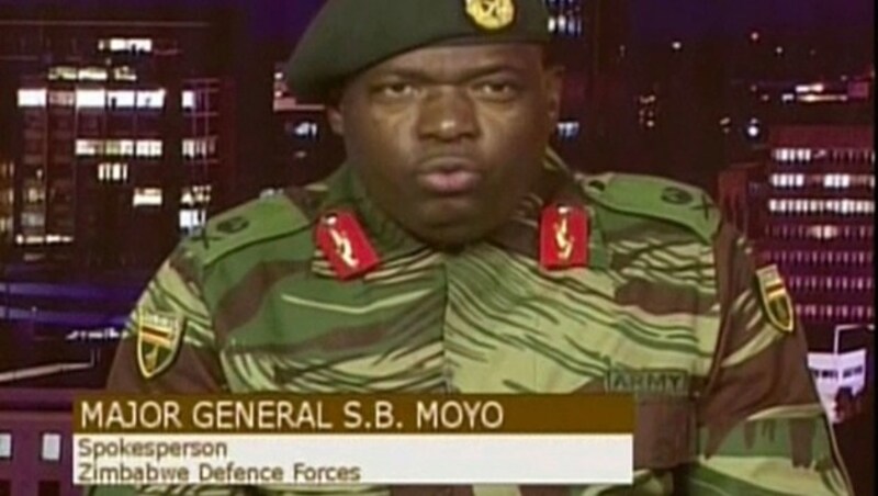 General Sibusiso Moyo bei seiner Ansprache im staatlichen Fernsehen ZBC (Bild: AP/ZBC)