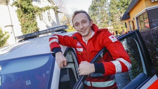 Das Rote Kreuz ist stolz auf Florian Stabauer: Er hilft auch ohne zu zögern in seiner Freizeit. (Bild: Markus Tschepp)