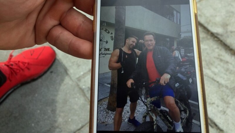 Stolz zeigt Norbert sein Foto mit Arnold Schwarzenegger. (Bild: Charlotte Sequard-Base)