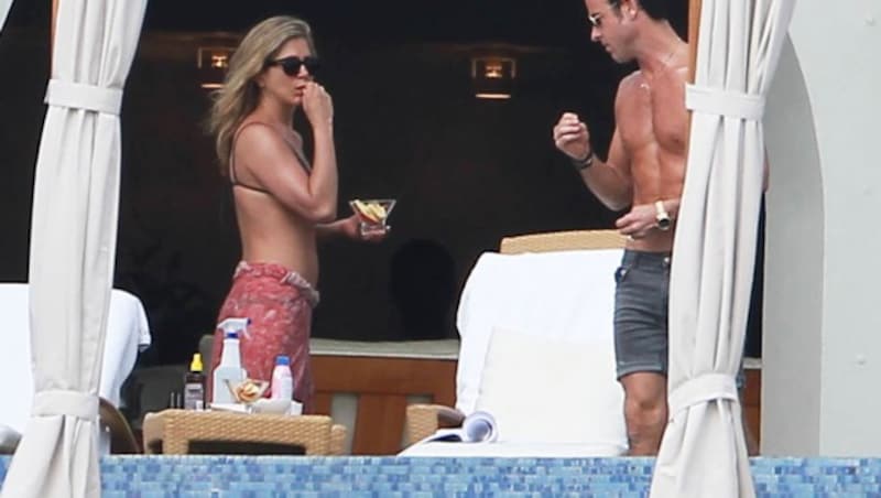 Jennifer Aniston knabbert ein wenig Obst. (Bild: www.pps.at)