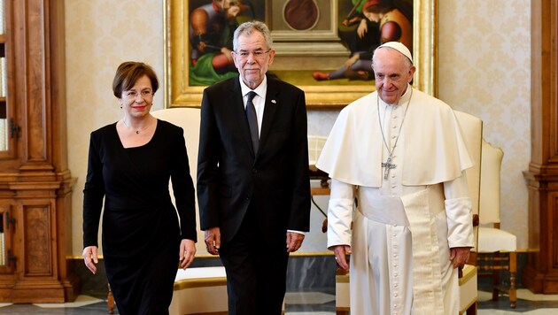 Bundespräsident Van der Bellen und Gattin Doris Schmidauer bei Papst Franziskus (Bild: AFP)