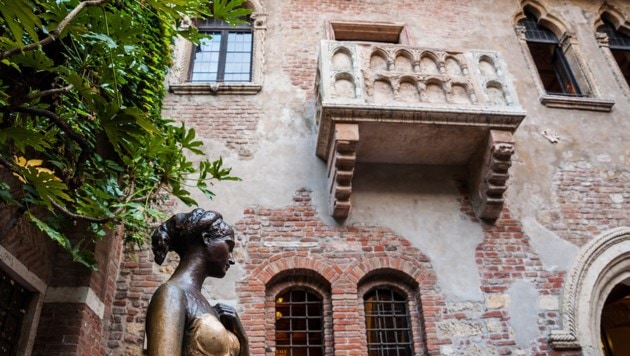 Der weltberühmte Balkon vor der Sanierung. Im Hof steht die Statue der Giulietta. (Bild: stock.adobe.com)