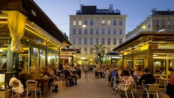 Neue Gastro-Lokale ersetzen traditionelle Marktstände am Naschmarkt. (Bild: WienTourismus/Christian Stemper)