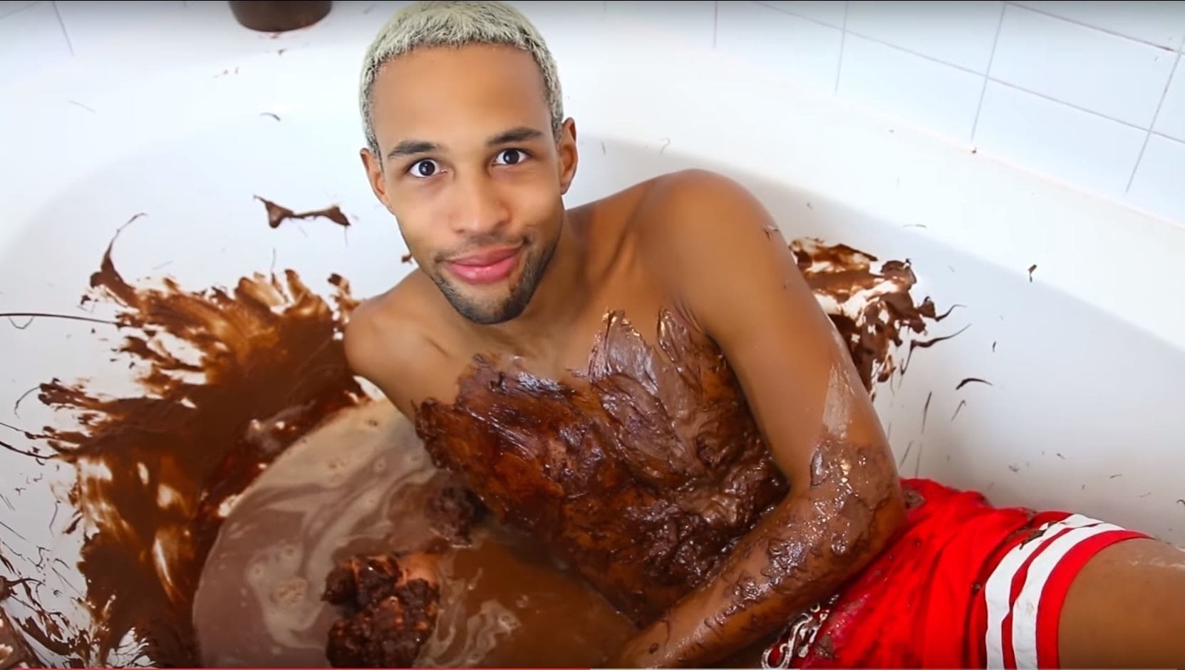 Viral-Hit! - YouTube-Star badet in 40 Kilo Nutella | krone.at