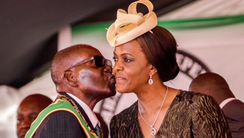 Diktator Robert Mugabe mit seiner "Gucci Grace" (Bild: AFP or licensors)