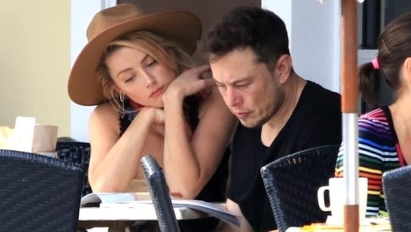 Gemeinsam lesen Amber Heard und Elon Musk ein Magazin. (Bild: www.PPS.at)