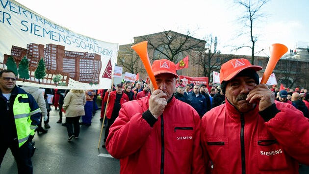 Siemens-Mitarbeiter demonstrieren in Berlin. (Bild: APA/AFP/Tobias SCHWARZ)