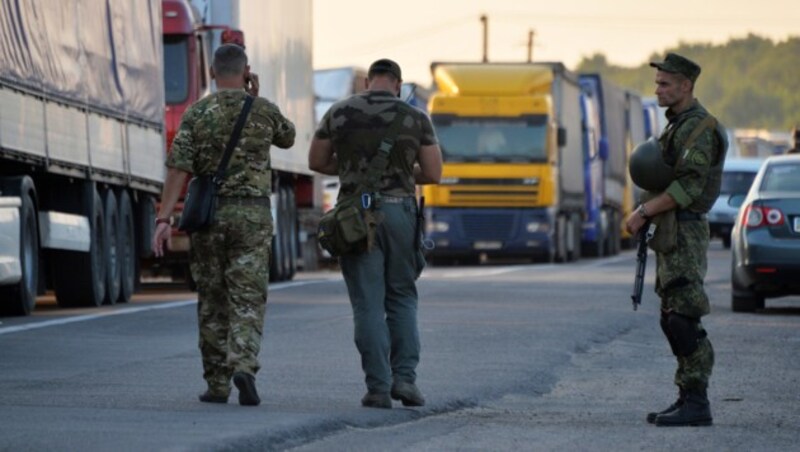 Ukrainische Soldaten an einem Grenzübergang zwischen dem ukrainischen Festland und der Krim (Bild: AFP)