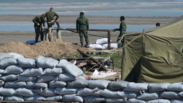 Russische Soldaten in der Krim-Grenzregion (Bild: AFP)