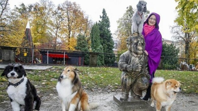Tierfriseurin K. Leeder hier mit den von ihr gepflegten Hunden bei den Zwergerln im Mirabellgarten (Bild: Markus Tschepp)