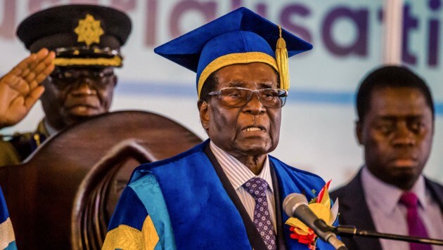 Erster öffentlicher Auftritt seit Tagen: Mugabe bei einer akademischen Abschlussfeier in Harare (Bild: APA/AFP/Jekesai NJIKIZANA)