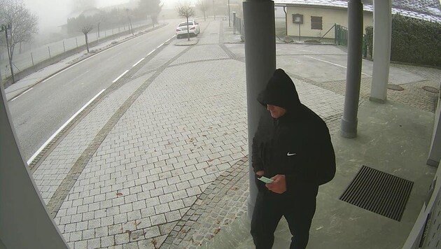 Einer der Täter vor dem Bankgebäude. (Bild: Polizei)