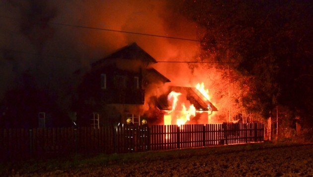 Die Feuerwehrleute wurden zu einem Gartenhüttenbrand alarmiert, tatsächlich stand ein Haus in Brand. (Bild: Pressefoto Scharinger © Daniel Scharinger)