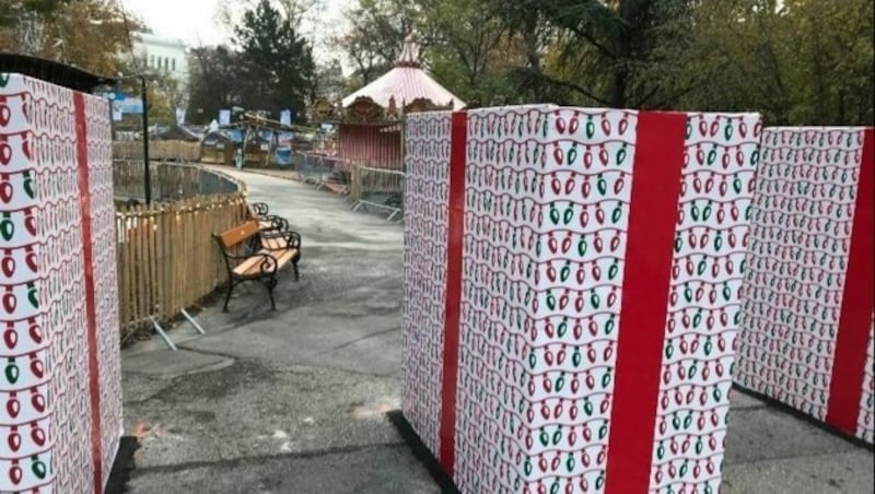 In Weihnachtsdeko gehüllte Betonpoller am Wiener Rathausplatz (Bild: twitter.com)