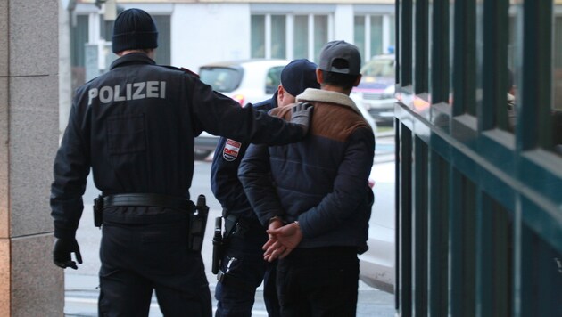 Nach dem Überfall in Wels auf eine Frau forschte die Polizei rasch vier Täter (Symbolbild) aus. (Bild: Christoph Gantner)