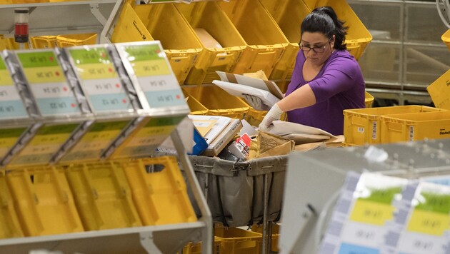 Ein Briefzentrum der deutschen Post (Bild: APA/dpa/Boris Roessler)