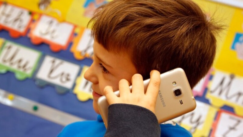 Viele Kids haben ein eigenes Handy. (Bild: Uta Rojsek-Wiedergut)