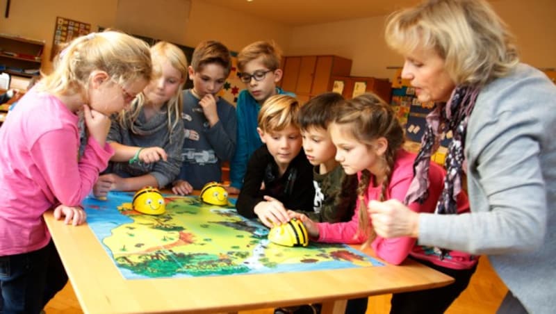 Die Schüler haben "BeeBots" programmiert. Geholfen hat Frau Lehrerin Maria Luise Hübner. (Bild: Uta Rojsek-Wiedergut)