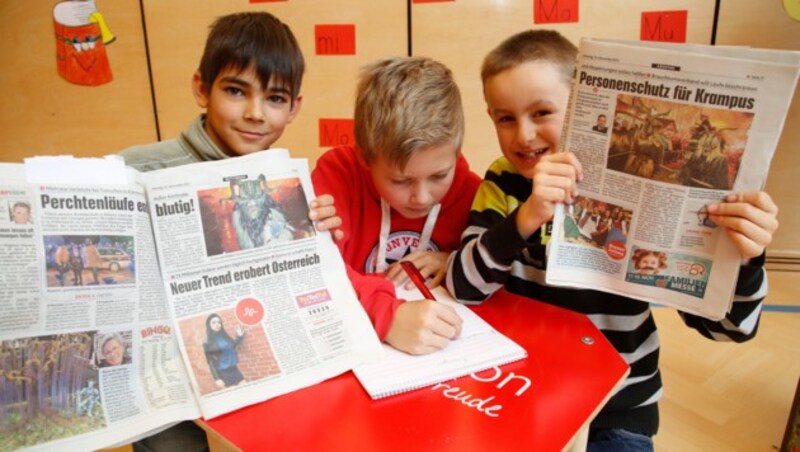 Die Schüler wissen schon ganz genau, was in einer Zeitung steht. (Bild: Uta Rojsek-Wiedergut)