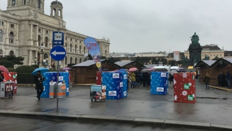 Maria-Theresien-Platz: Betonhindernisse als Packerl (Bild: Privat)