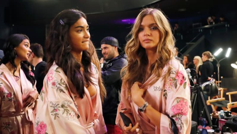 Kelly Gale und Josephine Skriver warten backstage auf ihren Einsatz. (Bild: Copyright 2017 The Associated Press. All rights reserved.)