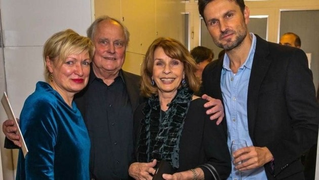 Premiere: Karin Bergmann bei Paul und Simon Verhoeven, die Mama Senta Berger flankierten. (Bild: Starpix / A. Tuma / SPY)