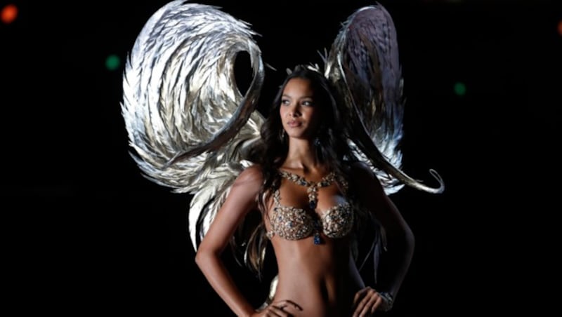 Lais Ribeiro zeigt den zwei Millionen Dollar teuren "Champagne Nights Fantasy Bra". (Bild: Copyright 2017 The Associated Press. All rights reserved.)