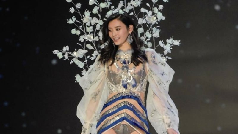 Das chinesische Model Ming Xi sorgte für Schrecken, weil es ausrutschte und auf die Nase fiel. (Bild: AFP or licensors)