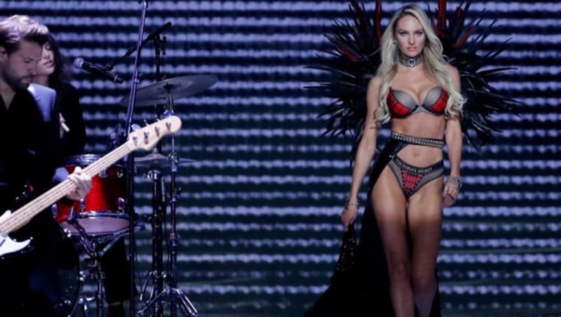 Candice Swanepoel bei ihrem Comeback nach der Babypause (Bild: AP)