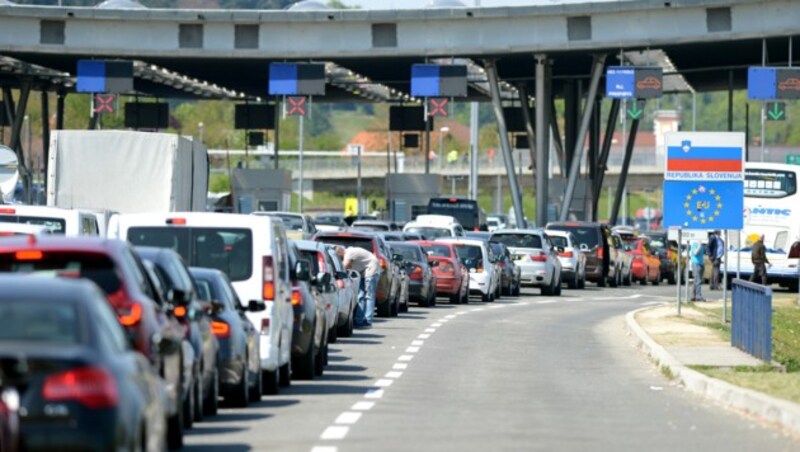 Bisher standen Reisende vor allem im Sommer oft stundenlang im Stau an der slowenisch-kroatischen Grenze. (Bild: AFP)