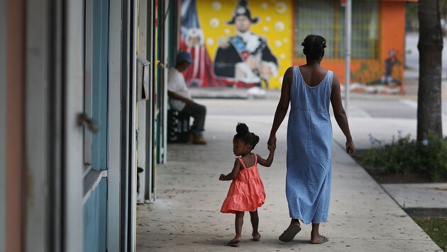 Eine haitianische Frau mit ihrer Tochter im Stadtteil Little Haiti in Miami (Bild: AFP/Getty Images)