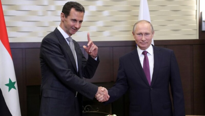 Assad und Putin sprachen in Sotschi über die Zukunft Syriens nach dem "Sieg" über den IS. (Bild: AP)