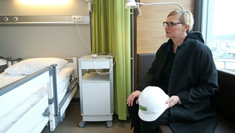 Die Wiener Gesundheitsstadträtin Sandra Frauenberger (SPÖ) bei einer Besichtigung der Baustelle Krankenhaus Nord (Bild: Peter Tomschi)
