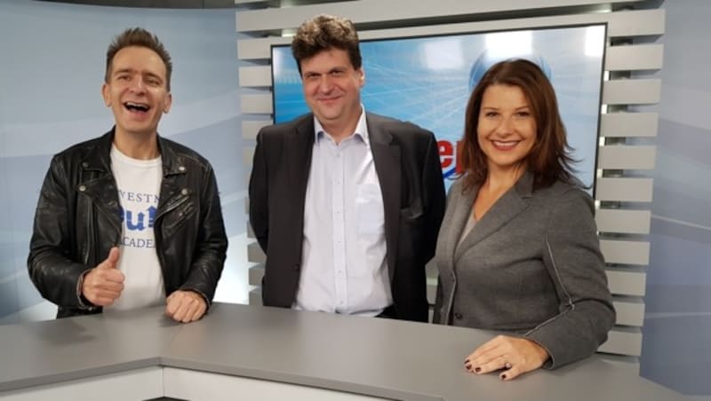 Gerald Hörhan (l.) und Manuela Lindlbauer (r.) im krone.tv-Studio (Bild: krone.tv)