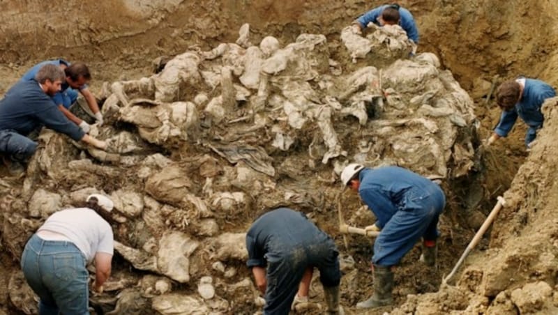 Eines der zahlreichen Massengräber in der Umgebung von Srebrenica (Bild: AP)