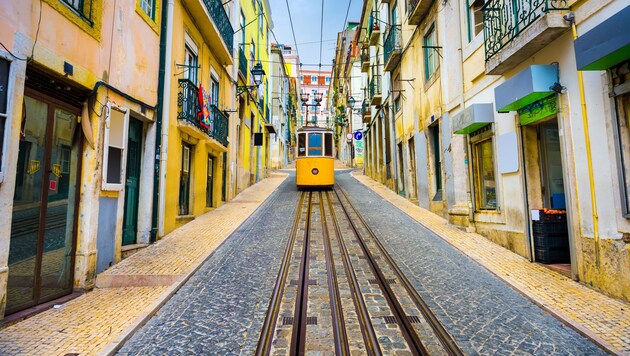 Die berühmte Tram in Lissabon. (Bild: stock.adobe.com)