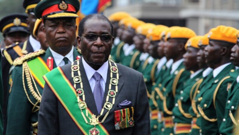 Mugabe bei einer Militärzeremonie im Jahr 2009 (Bild: AP)