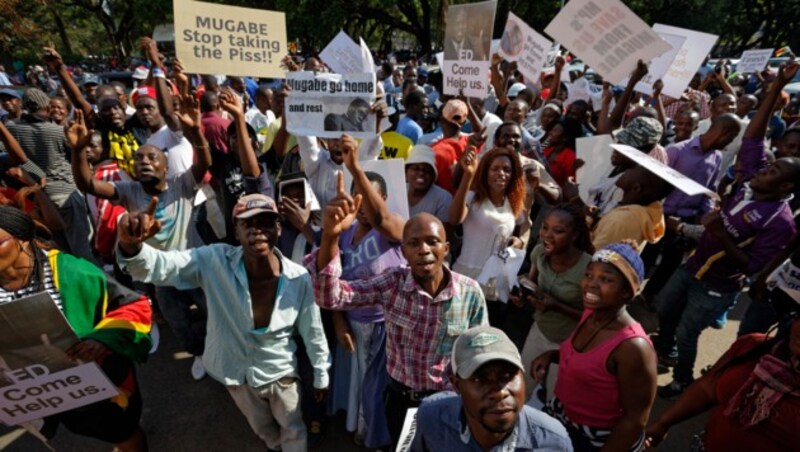 Demonstranten in Harare (Bild: AP)