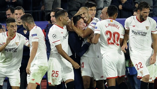 Sevilla-Coach Berizzo feiert mit Guido Hernan Pizarro den Ausgleich gegen Liverpool (Bild: AFP)